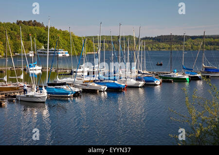 Moehne Reservoir, Deutschland, Nordrhein-Westfalen, Sauerland, Moehnesee Segelboote Stockfoto