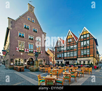 Bürgersteig Restaurant und Kiepenkerl Statue, Deutschland, Nordrhein-Westfalen, Münster Stockfoto