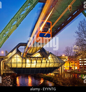 Wuppertaler Schwebebahn im Bahnhof Ohligsmuehle über den Fluss Wupper, Deutschland, Nordrhein-Westfalen, Wuppertal Stockfoto