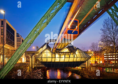 Wuppertaler Schwebebahn im Bahnhof Ohligsmuehle über den Fluss Wupper, Deutschland, Nordrhein-Westfalen, Wuppertal Stockfoto