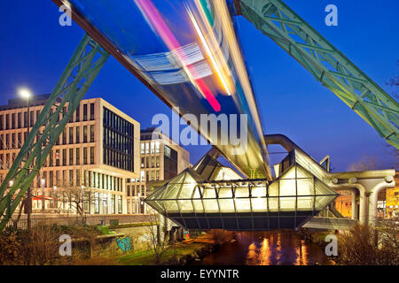 Wuppertaler Schwebebahn im Bahnhof Ohligsmuehle über den Fluss Wupper, Deutschland, Nordrhein-Westfalen, Wuppertal Stockfoto