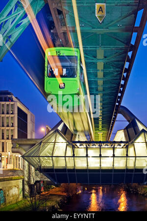 Wuppertaler Schwebebahn im Bahnhof Ohligsmuehle über den Fluss Wupper, Deutschland, Nordrhein-Westfalen, Wuppertal Stockfoto