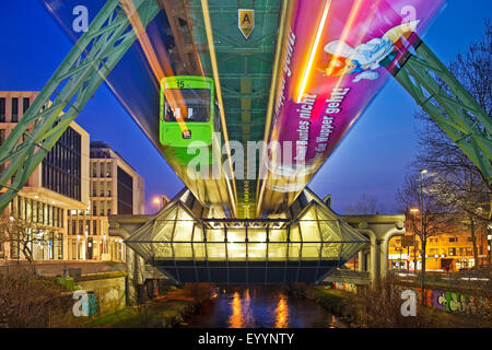 Wuppertaler Schwebebahn im Bahnhof Ohligsmuehle über den Fluss Wupper, Deutschland, Nordrhein-Westfalen, Wuppertal Stockfoto