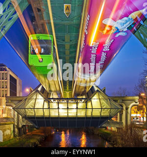 Wuppertaler Schwebebahn im Bahnhof Ohligsmuehle über den Fluss Wupper, Deutschland, Nordrhein-Westfalen, Wuppertal Stockfoto