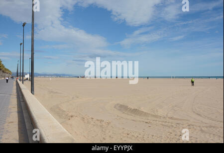 Menschen, die genießen am Meer am Malvarrosa Strand von Valencia. Spanien. Blick Richtung Norden entlang der Promenade. Stockfoto