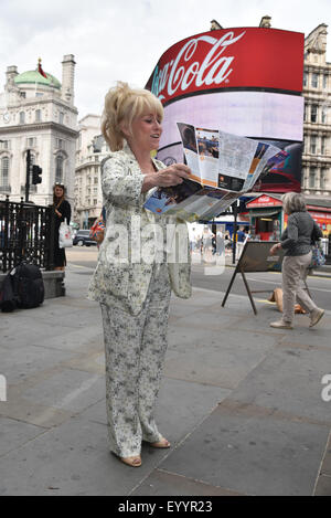 London, UK, 5. August 2015: Barbara Windsor MBE tritt Team London Botschafter, Besucher aus der ganzen Welt nach London am Piccadilly Circus, London begrüßen zu dürfen. Foto: Credit: siehe Li/Alamy Live News Stockfoto