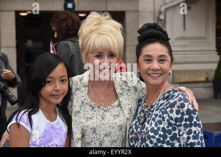 London, UK, 5. August 2015: Barbara Windsor MBE tritt Team London Botschafter, Besucher aus der ganzen Welt nach London am Piccadilly Circus, London begrüßen zu dürfen. Foto: Credit: siehe Li/Alamy Live News Stockfoto