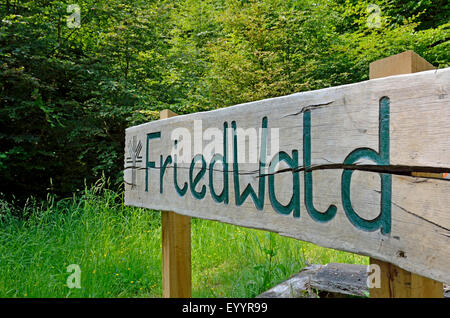 Holzschild "Friedewald", ein Wald als natürliche Friedhof, Deutschland, Hessen, Reinhardswald Stockfoto