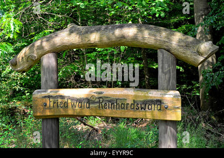 Holzschild "Friedewald", ein Wald als natürliche Friedhof, Deutschland, Hessen, Reinhardswald Stockfoto
