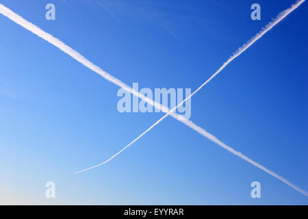 Blauer Himmel und Ebene Wanderwege bilden ein Kreuz wie Schottlands Saltire Flagge Stockfoto