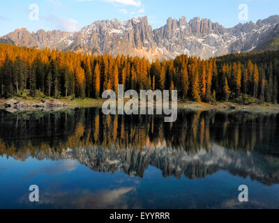 Karer See, Lagi di Carezza Mit Latemar-Gruppe in den Hintergrund, Italien, Südtirol, Dolomiten Stockfoto