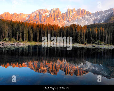 Karer See, Lagi di Carezza Mit Latemar-Gruppe in den Hintergrund, Italien, Südtirol, Dolomiten Stockfoto