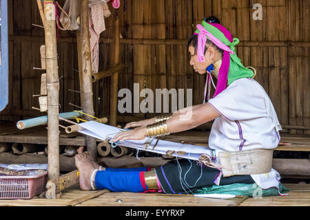 Langer Hals Karen arbeitet mit einem Webstuhl, Thailand, Chiang Rai Stockfoto