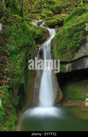 Wasserfall im Tal Twannbachschlucht, Schweiz Stockfoto