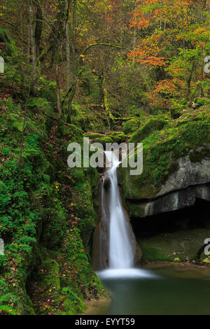 Wasserfall im Tal Twannbachschlucht, Schweiz Stockfoto