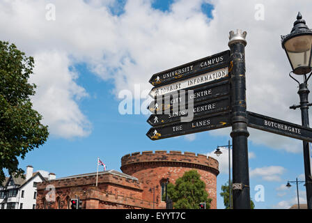 Nahaufnahme der Touristeninformationsschilder in der Nähe Die Zitadelle Carlisle Cumbria England Großbritannien GB Groß Großbritannien Stockfoto