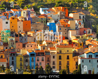 Stadt Bosa mit bunten Gebäuden, Italien, Sardinien, Bosanski Samac Stockfoto
