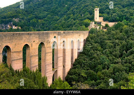 Brücke Ponte Delle Torri über das Tessin-Canyon in Spoleto, Italien, Umbrien, Spoleto Stockfoto