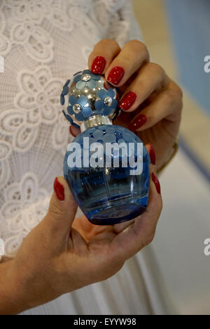 Kopenhagen, Dänemark. 5. August 2015. Weibchen mit neuen Daisy Traum Duft von Marc Jacobs am Stand im Magasin du Nord Depatment speichert Credit: Francis Dean/Alamy Live News Stockfoto