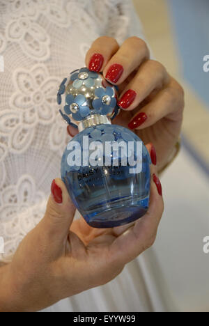 Kopenhagen, Dänemark. 5. August 2015. Weibchen mit neuen Daisy Traum Duft von Marc Jacobs am Stand im Magasin du Nord Depatment speichert Credit: Francis Dean/Alamy Live News Stockfoto