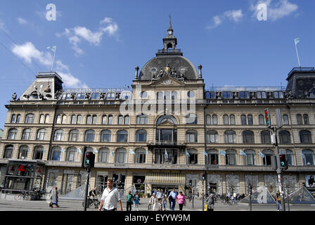 Kopenhagen, Dänemark. 5. August 2015. Weibchen mit neuen Daisy Traum Duft von Marc Jacobs am Stand im Magasin du Nord Depatment speichert Credit: Francis Dean/Alamy Live News Stockfoto