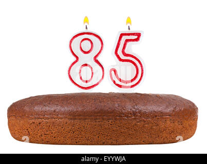 Geburtstagstorte mit Kerzen Nummer 85 isoliert auf weißem Hintergrund Stockfoto
