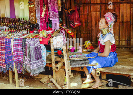 Langer Hals Karen arbeitet mit einem Webstuhl, Thailand, Chiang Rai Stockfoto