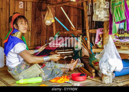 Langer Hals Karen arbeitet mit einem Webstuhl, Thailand, Chiang Rai Stockfoto