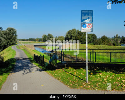 Fuß- und Radweg entlang der kanalisierten Fluss Emscher, Deutschland, Nordrhein-Westfalen, Ruhrgebiet, Oberhausen Stockfoto