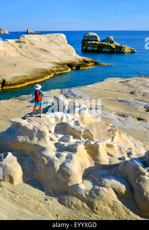 Fabelhafte Felsen in der Nähe von Sarakiniko Adamas Dorf auf der Insel Milos, Griechenland, Kykladen, Milos Stockfoto