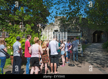 Menschen Besucher Touristen Schlange für Eis Eis im Sommer Im Museum Gardens York North Yorkshire England Vereinigte sich Königreich Großbritannien Stockfoto
