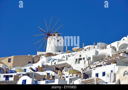 Windmühle im Dorf Oia, Griechenland, Kykladen, Santorin Stockfoto