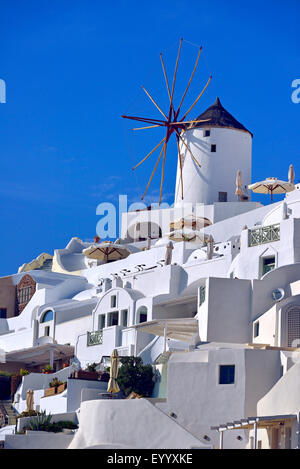 Windmühle im Dorf Oia, Griechenland, Kykladen, Santorin Stockfoto