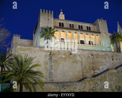 beleuchtete Almudaina-Palast in der Nacht, Spanien, Balearen, Mallorca Stockfoto