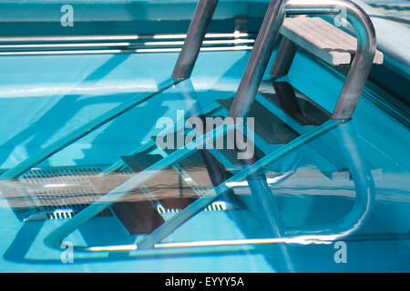 Schwimmbad-Schritte mit Wasser Verzerrung. Cunard Schiff Queen Elizabeth Stockfoto