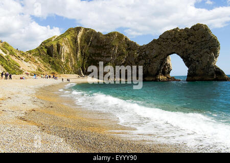 Strand von Durdle Door, einem natürlichem Kalkstein Bogen an der Jurassic Coast, United Kingdom, England, Durdle Tür Stockfoto