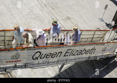 Kreuzfahrt zurück am Schiff (Cunard Queen Elizabeth) ankommende Passagiere von Tour in Salalah. Oman-Nahost Stockfoto