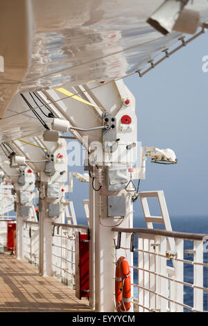 Rettungsstation auf dem Abschlussball Deck. Rettungsboot verstaut & gesichert. Cunard Queen Elizabeth Schiff Stockfoto