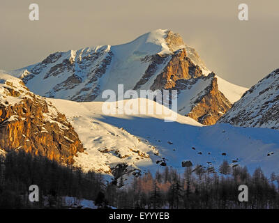 Mont Blanc im Abendlicht, Blick vom Valsavarenche im Aostatal, Italien, Gran Paradiso Nationalpark Stockfoto