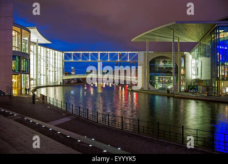 Regierungsviertel mit Marie-Elisabeth-Lueders-Haus und Paul-Loebe-Haus bei Nacht, Deutschland, Berlin Stockfoto