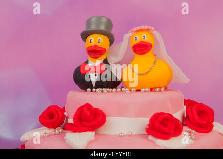 Lustige Hochzeitstorte mit lustigen paar Enten an der Spitze Stockfoto