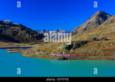 Rhätische Bahn am Bernina Pass am Lago Bianco, Schweiz, Graubünden Stockfoto