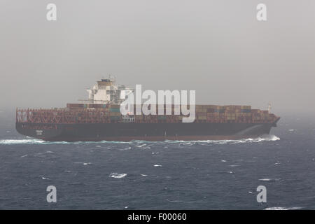 Containerschiff im Seenebel. Rotes Meer-Ägypten. Stockfoto