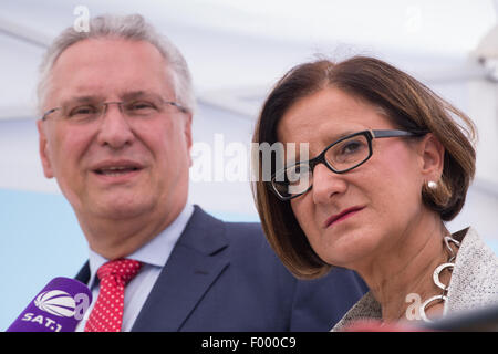 Taufkirchen, Deutschland. 5. August 2015. Joachim Hermann (L), Innenminister des deutschen Staates Bayern und seinem österreichischen Amtskollegen Johanna Mikl-Leitner an eine Pressekonferenz nach ihren Besuch zu einem Flüchtling Unterkunft in Taufkirchen, Deutschland, 5. August 2015 teilnehmen. Die Flüchtlinge sind in den offenen Raum der eine Traglufthalle untergebracht. Foto: PETER KNEFFEL/Dpa/Alamy Live News Stockfoto