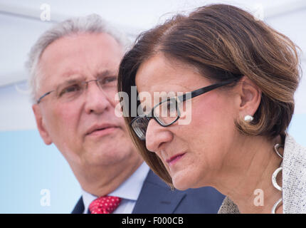 Taufkirchen, Deutschland. 5. August 2015. Joachim Hermann (L), Innenminister des deutschen Staates Bayern und seinem österreichischen Amtskollegen Johanna Mikl-Leitner an eine Pressekonferenz nach ihren Besuch zu einem Flüchtling Unterkunft in Taufkirchen, Deutschland, 5. August 2015 teilnehmen. Die Flüchtlinge sind in den offenen Raum der eine Traglufthalle untergebracht. Foto: PETER KNEFFEL/Dpa/Alamy Live News Stockfoto