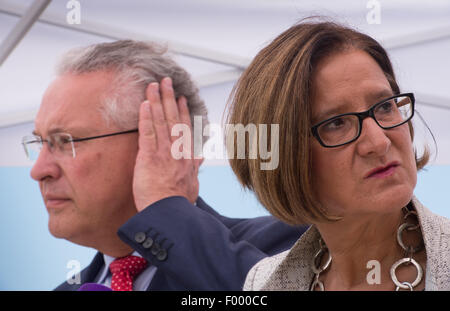Taufkirchen, Deutschland. 5. August 2015. Joachim Hermann (L), Innenminister des deutschen Staates Bayern und seinem österreichischen Amtskollegen Johanna Mikl-Leitner an eine Pressekonferenz nach ihren Besuch zu einem Flüchtling Unterkunft in Taufkirchen, Deutschland, 5. August 2015 teilnehmen. Die Flüchtlinge sind in den offenen Raum der eine Traglufthalle untergebracht. Foto: PETER KNEFFEL/Dpa/Alamy Live News Stockfoto