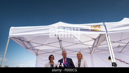 Taufkirchen, Deutschland. 5. August 2015. Joachim Hermann (C), Innenminister der deutschen Bundesland Bayern, seinem österreichischen Amtskollegen Johanna Mikl-Leitner (L) und bayerische Innenminister European Affairs Beate Merk (R) besuchen eine Pressekonferenz nach ihrem Besuch zu einem Flüchtling Unterkunft in Taufkirchen, Deutschland, 5. August 2015. Die Flüchtlinge sind in einem offenen Raum unter einer Traglufthalle untergebracht. Foto: PETER KNEFFEL/Dpa/Alamy Live News Stockfoto
