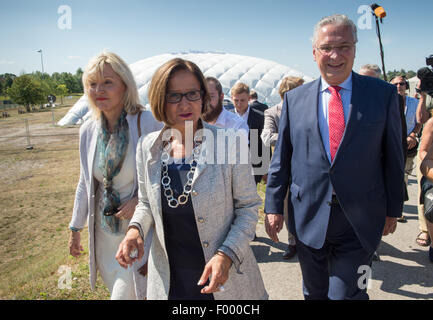 Taufkirchen, Deutschland. 5. August 2015. Joachim Hermann (vorne R-L), Innenminister der deutschen Bundesland Bayern, seinem österreichischen Amtskollegen Johanna Mikl-Leitner, dem Bayerischen Minister für europäische Angelegenheiten Beate Merk besuchen eine Flüchtlings-Unterkunft in Taufkirchen, Deutschland, 5. August 2015. Die Flüchtlinge sind in einem offenen Raum unter einer Traglufthalle untergebracht. Foto: PETER KNEFFEL/Dpa/Alamy Live News Stockfoto