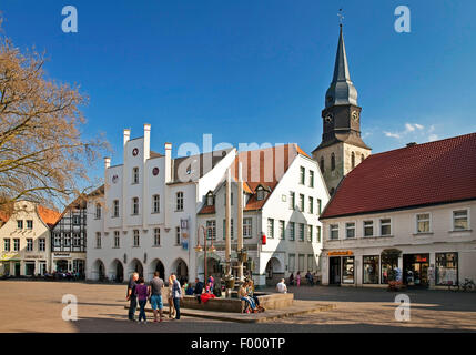 Marktplatz mit Stadtmuseum und Kirche St. Stepanus in Beckum, Deutschland, Nordrhein-Westfalen, Münsterland, Beckum Stockfoto