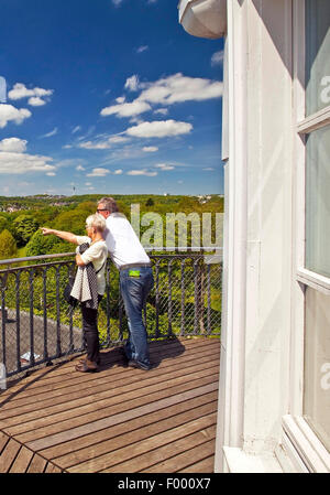 paar, bewundern Sie die Aussicht vom Turm Elisen im Botanischen Garten Wuppertal, Deutschland, Nordrhein-Westfalen, Bergisches Land, Wuppertal Stockfoto